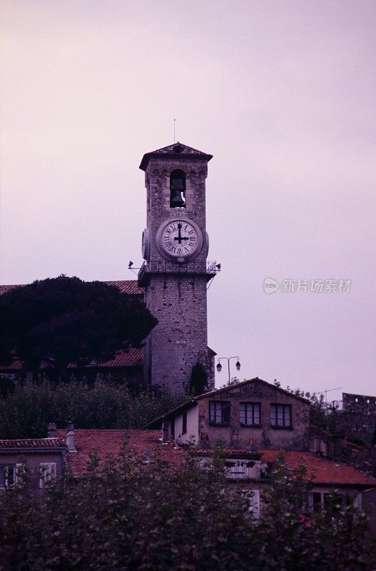 上世纪90年代，法国南部里维埃拉，戛纳，老港口Vieux Port和老城Le Suquet的钟楼天际线